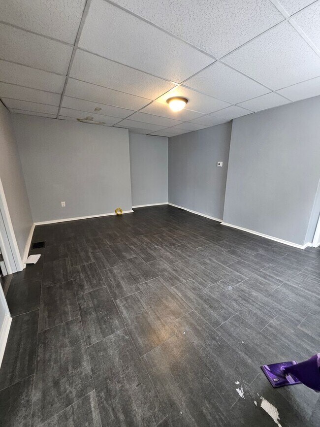 Foto del edificio - Lower 2 bedroom unit East Side