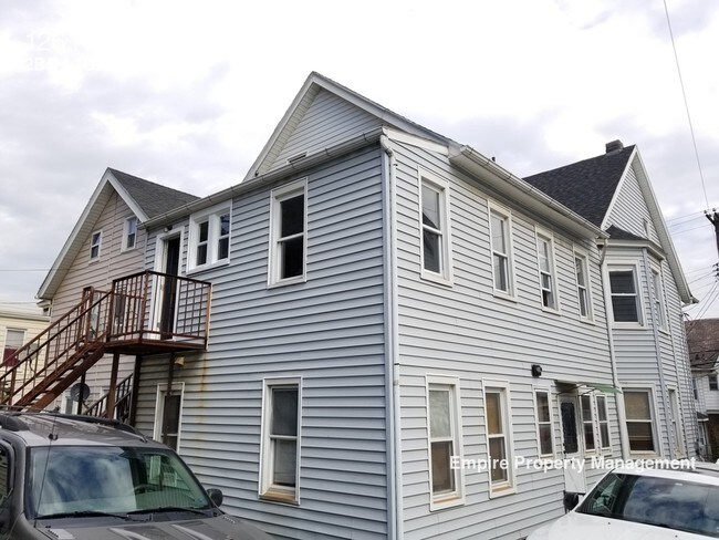 Foto del edificio - Newly Renovated 2 Bedroom with Parking Spot