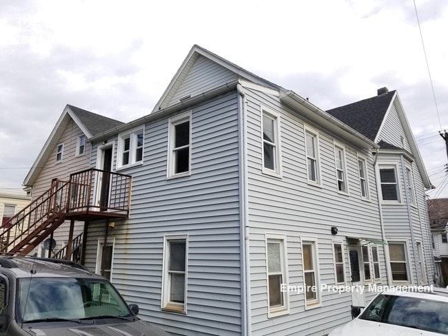 Building Photo - Newly Renovated 2 Bedroom with Parking Spot