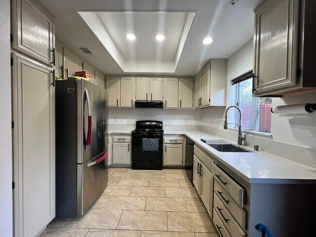 Kitchen - 15144 Chase St
