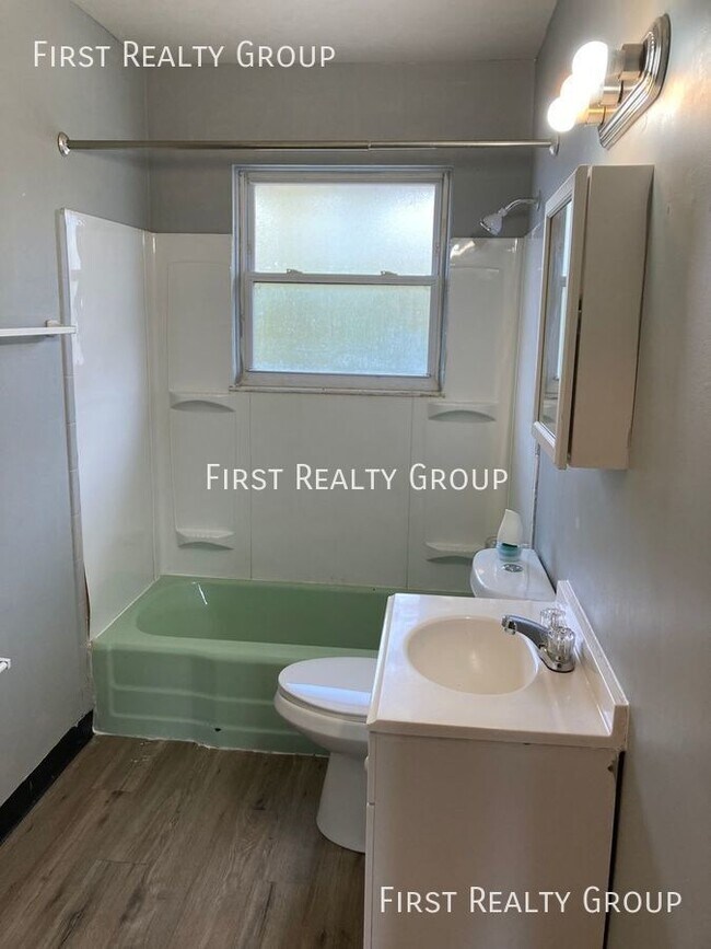 Foto del edificio - 2 Bedroom, 1 Bath Townhouse, Move In Ready!