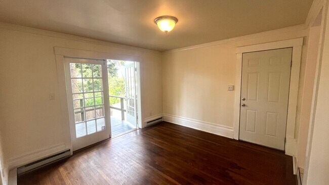 Living room - 429 Merritt Ave