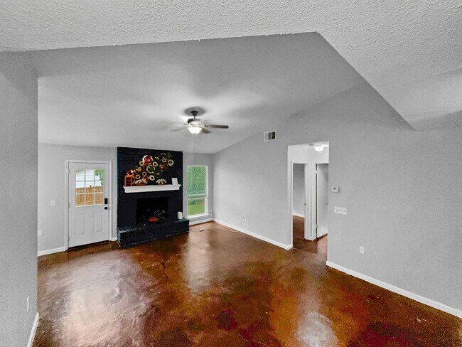 Building Photo - Move in now