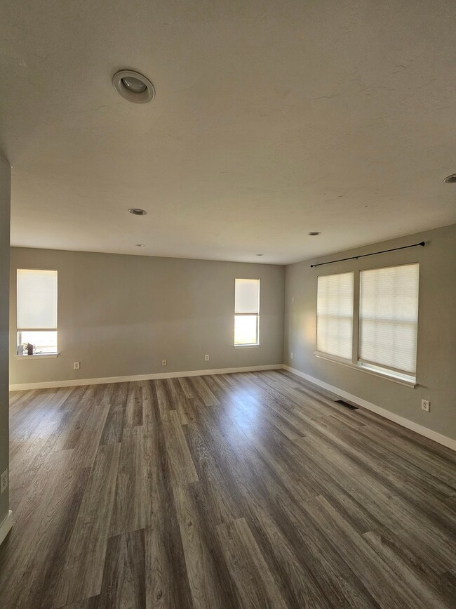 Building Photo - 7963 N Smith Ranch Rd