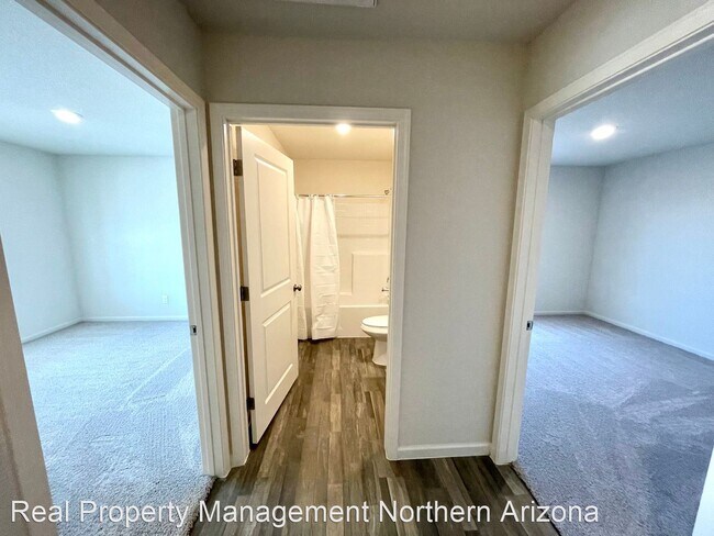Foto del edificio - 4 br, 2 bath House - 3467 E. Ames Ave.