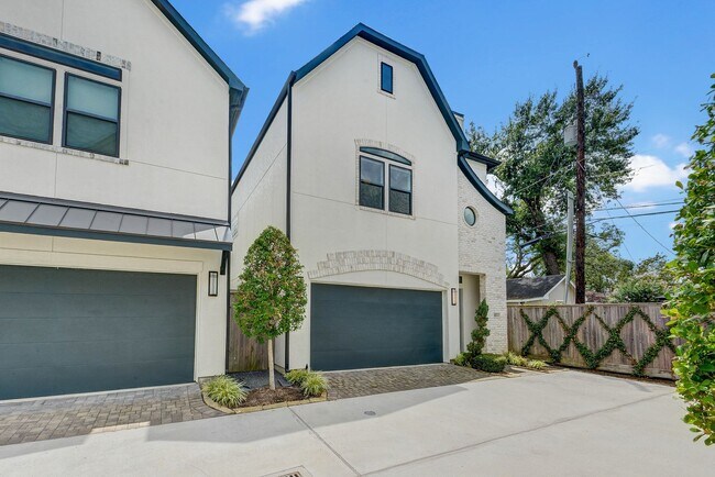 Foto del edificio - 3 Story 4 Bedroom Home for Lease in the He...