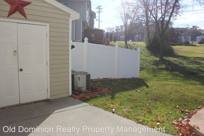 Building Photo - 2 br, 2.5 bath House - 730 Camelot Lane