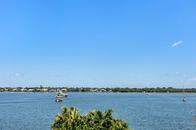 Foto del edificio - 130 Lakeshore Dr