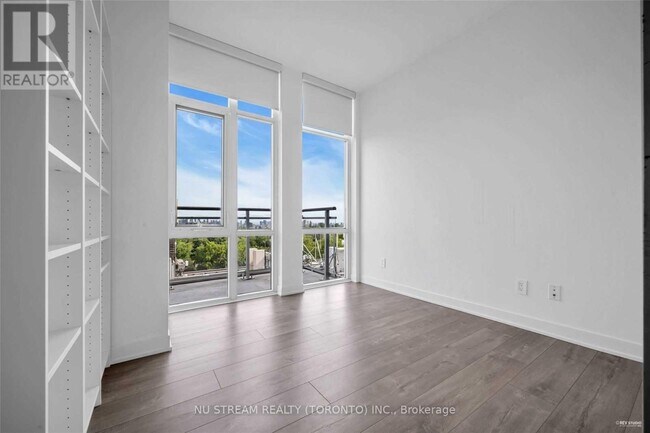 Building Photo - 223-1223 St Clair Ave W