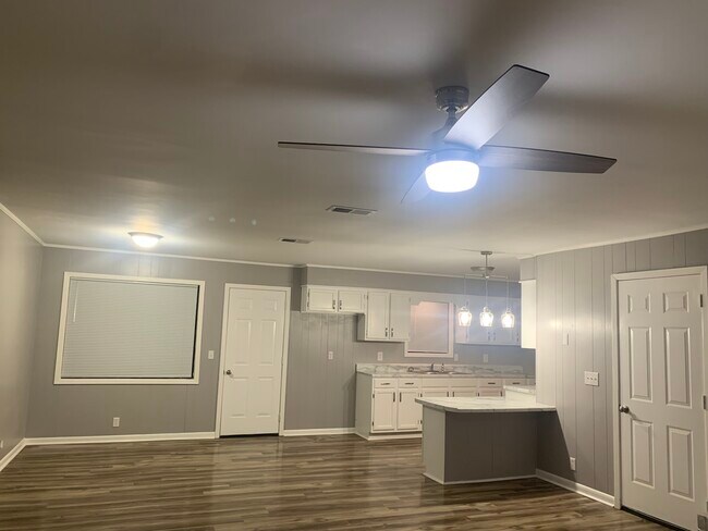 Salas de estar y comedor - 1256 Lee Stokes Rd