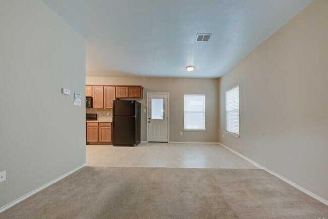 Building Photo - 5 minutes away from Medical Center!