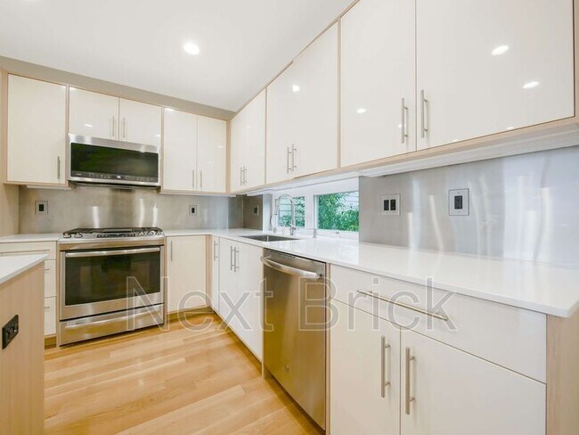 Building Photo - 2043 13th Ave W