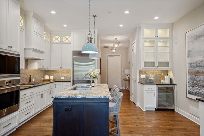 Plentiful storage space with extra "dry bar" and informal dining area. - 935 Lake St E