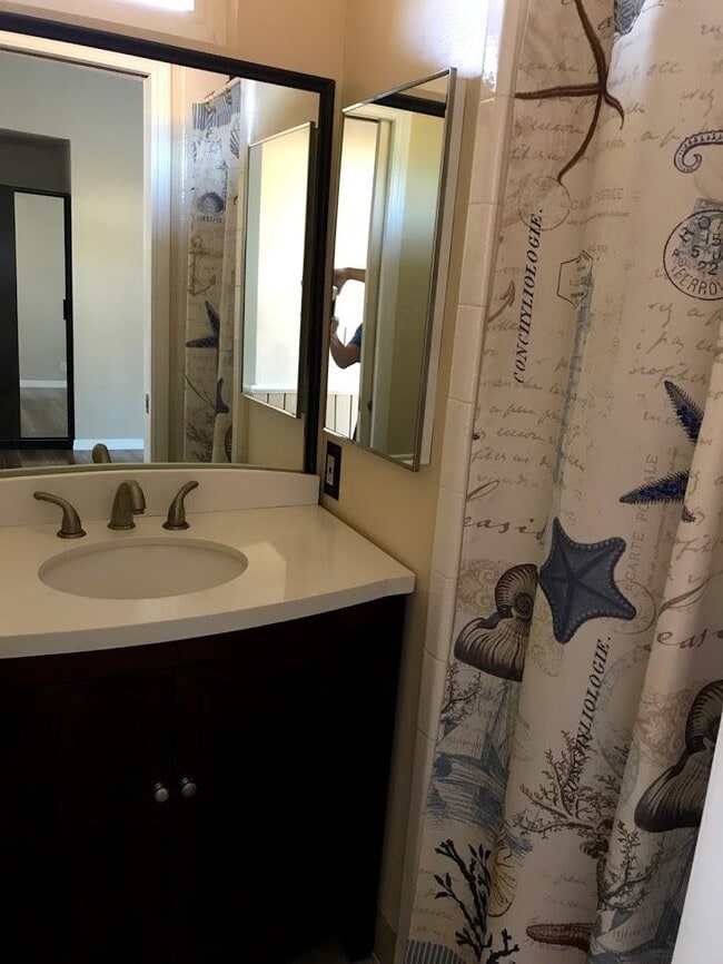 Baño completo / ducha - 6799 E Kentucky Ave