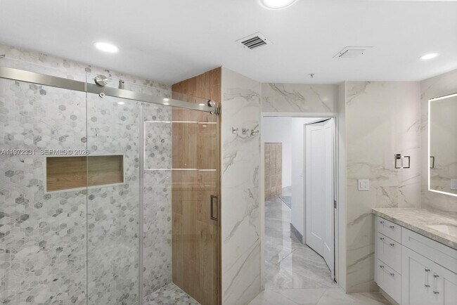 Foto del edificio - 888 Brickell Key Dr