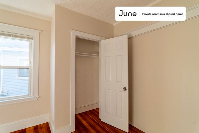 Building Photo - Room in Shared 6 bed/2 bath home