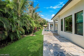 Building Photo - 760 Park Shore Dr