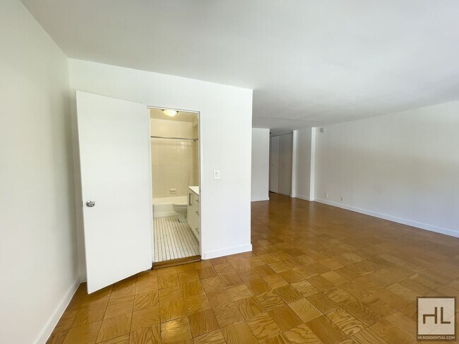 Foto del edificio - E 36th St | Alcove Studio | In-building laundry