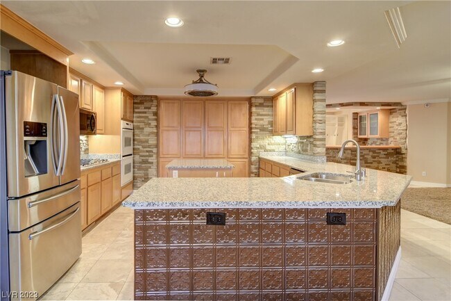 Building Photo - 8724 W Gilmore Ave