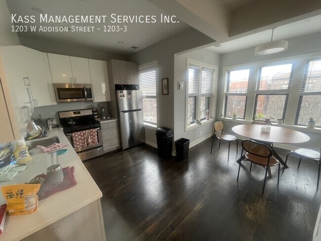 Foto del edificio - 1203 W Addison St