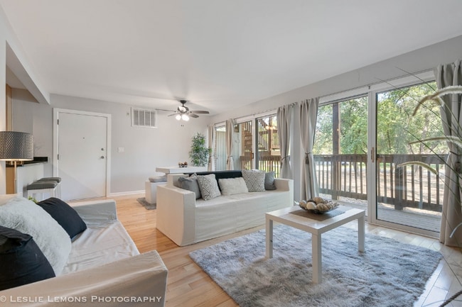 Foto del edificio - 5882 Forest View Rd