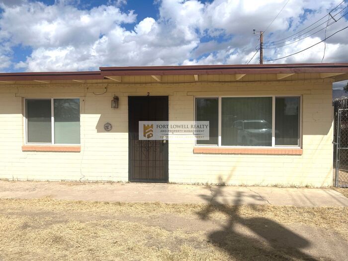 Primary Photo - 2 bed 1 bath washer/dryer hookups fenced yard