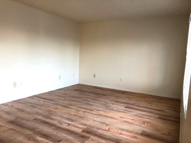 Building Photo - 608 E Auburn Dr