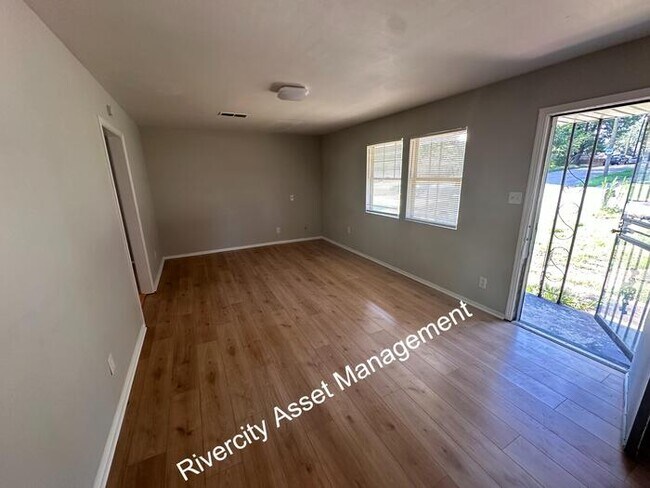 Building Photo - GORGEOUS SPACIOUS SECTION 8 FRIENDLY HOME!!