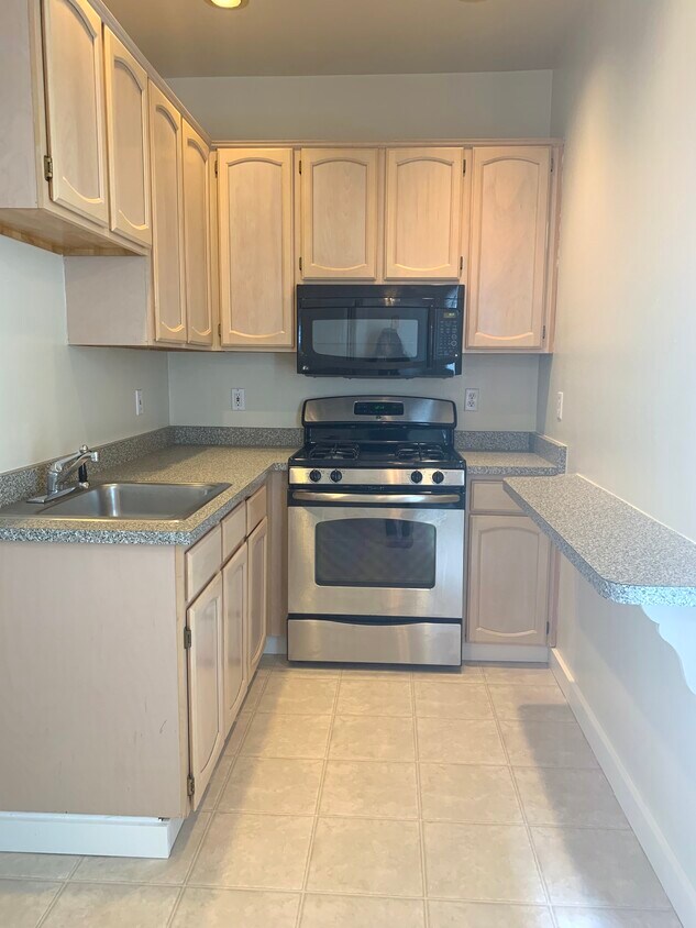 Primary Photo - 2185 Bay St