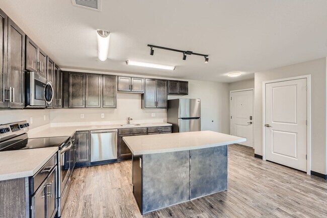 Foto del edificio - 2-bedroom / 2-bath modern living apartment near Sloan's Lake