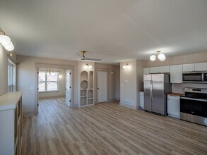 Building Photo - 922 9th St SE