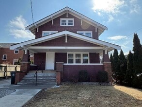 Building Photo - 921 E Burlington St