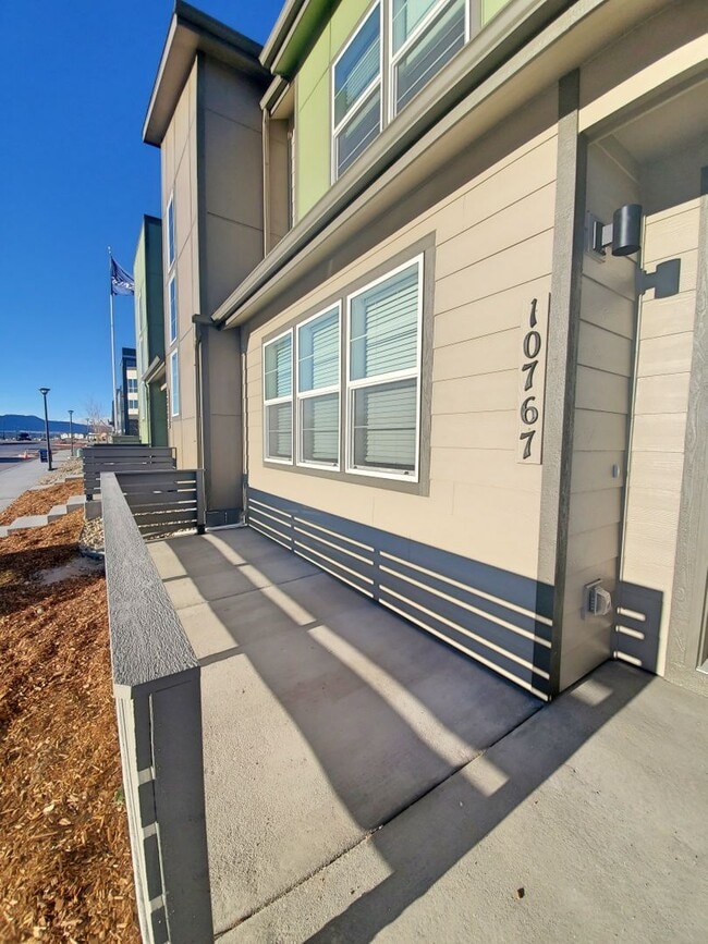 Photo - Newer Townhouse in Ideal North Gate Location!