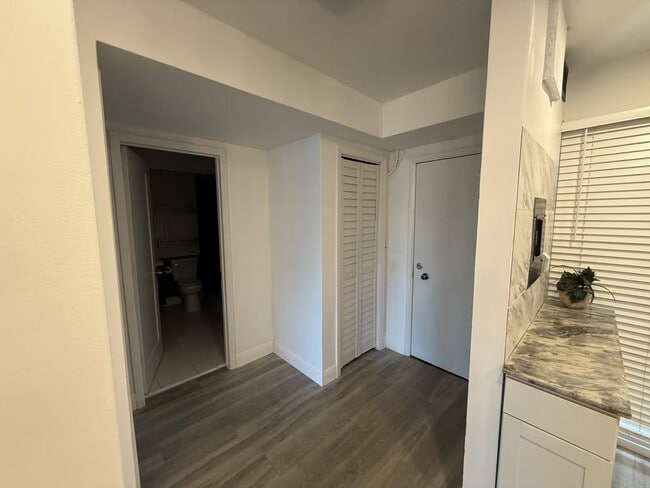 Foto del edificio - 719 S Beach St