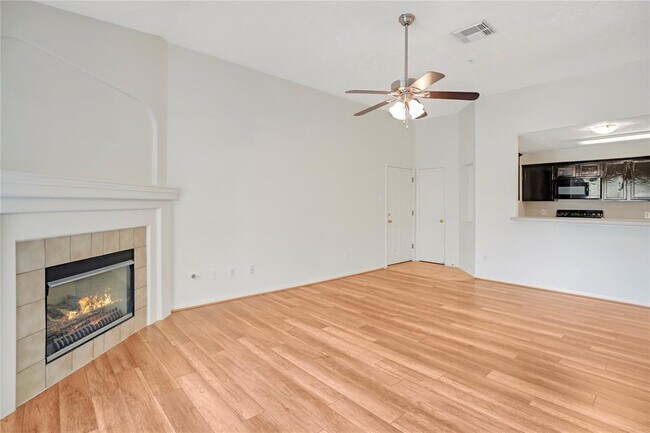 Building Photo - 8051 Bay Branch Dr