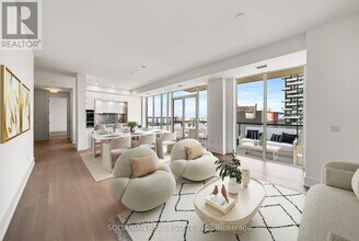 Building Photo - 10 Inn On The Pk Dr