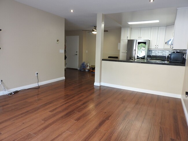Foto del edificio - CENTRALLY LOCATED 1 BR CONDO