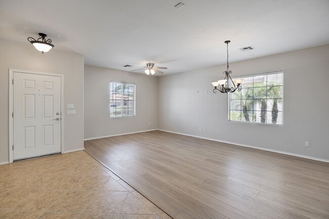 Building Photo - Lovely Seville rental on quiet street now ...