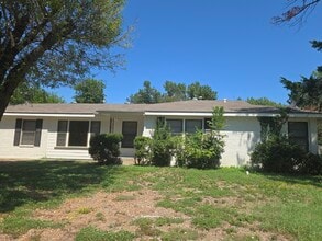 Building Photo - 2217 Skyline Dr