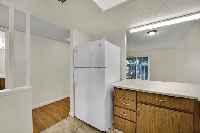 Building Photo - Very Nice 2bd/2ba Condo!! Gated Friendly Community w/ Pool!!