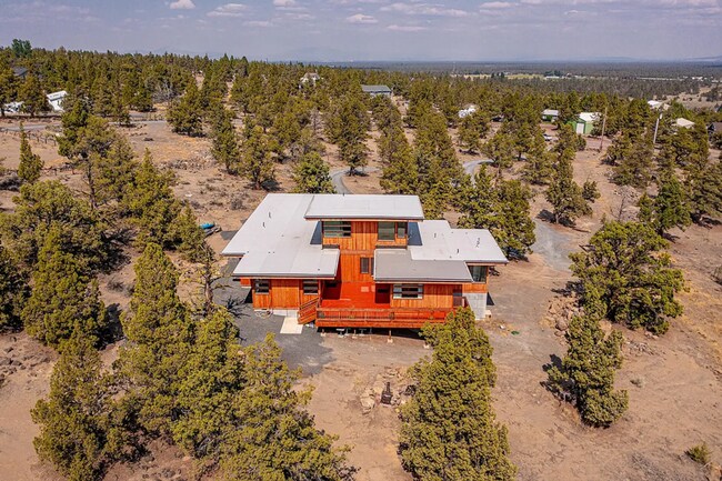 Building Photo - Stunning 4 Bed/3.5 Bath on 4.39 Acre Lot-7...