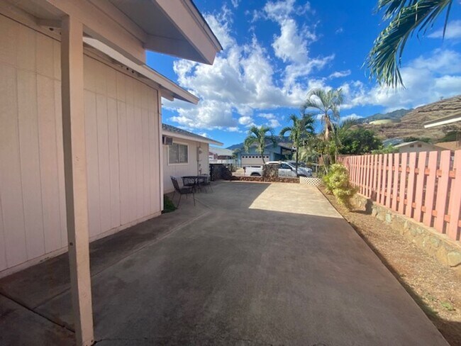 Building Photo - Large Six Bedroom Home