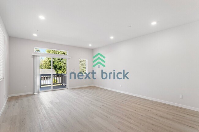 Foto del edificio - "Spacious 3-Bedroom Luxury Townhouse in Everett with 3 Full Baths"