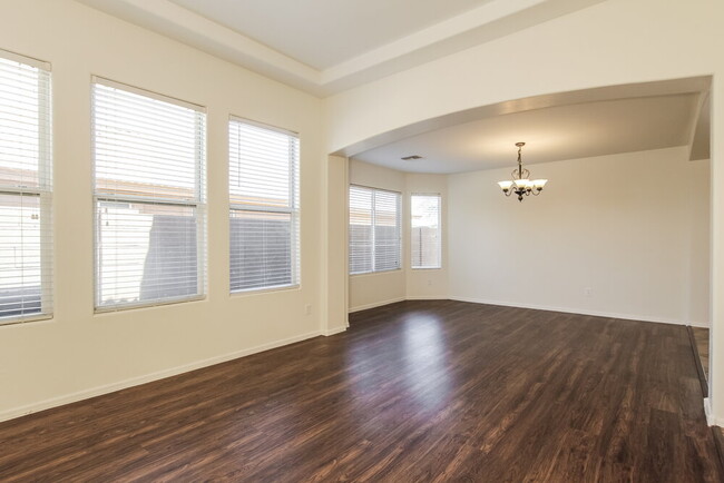 Foto del edificio - 16733 W Washington St