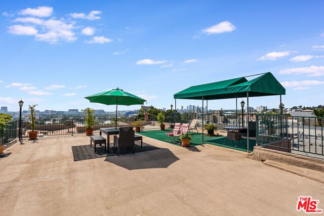 Building Photo - 8550 Holloway Dr