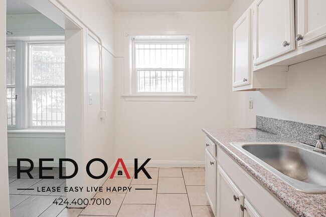 Building Photo - 1000 S Grand View St