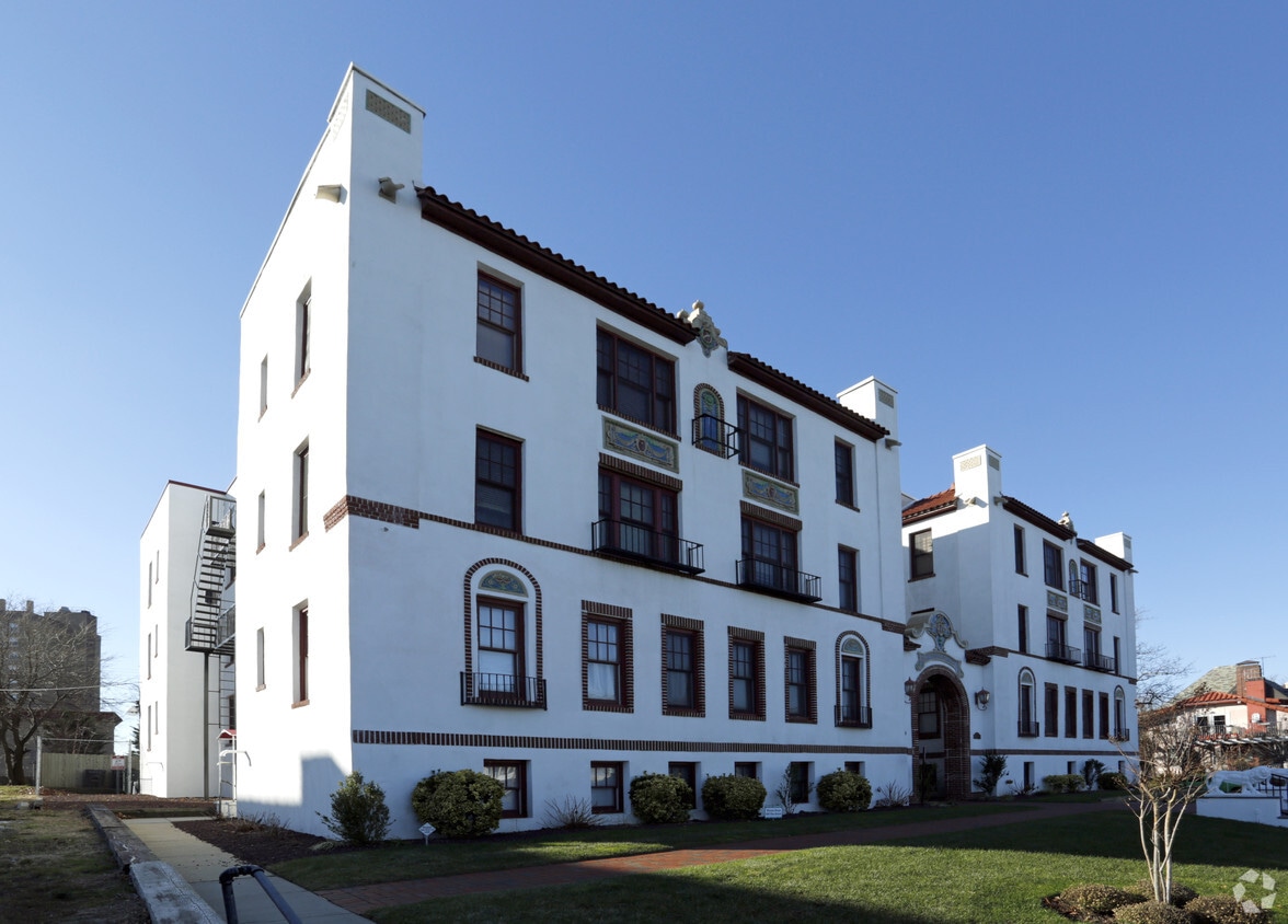 Primary Photo - Britwoods Court