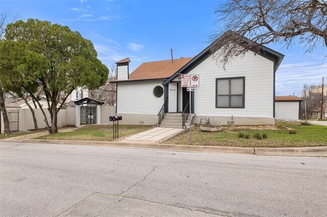 Building Photo - 910 E 15th St