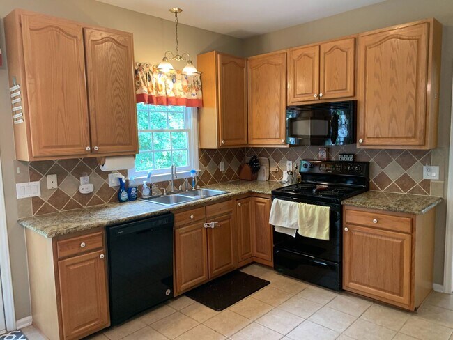 Foto del edificio - 102 Streamview Drive - Bev Roberts Rentals...