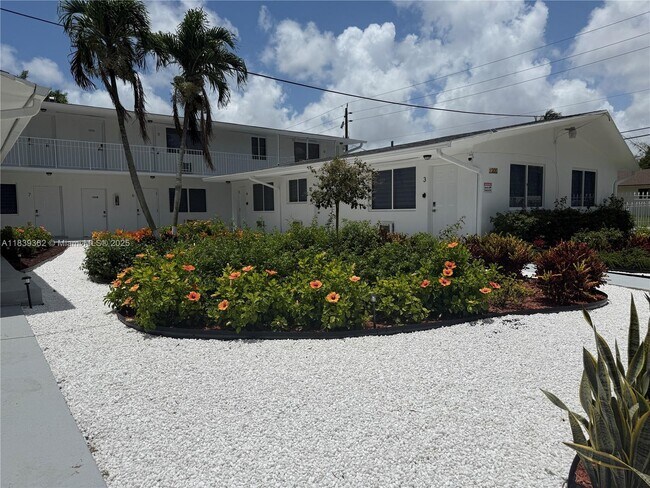 Foto del edificio - 1300 NE 110th St